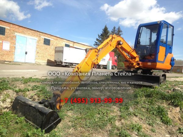 Стекло для гусеничных мини-экскаваторов Hitachi EX30-2